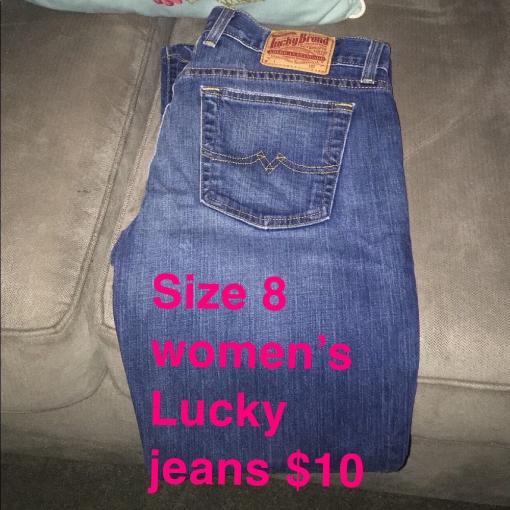 Ladies Lucky Brand jeans sizes vary